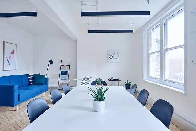 10 Accessoires Essentiels pour Améliorer le Confort au Bureau