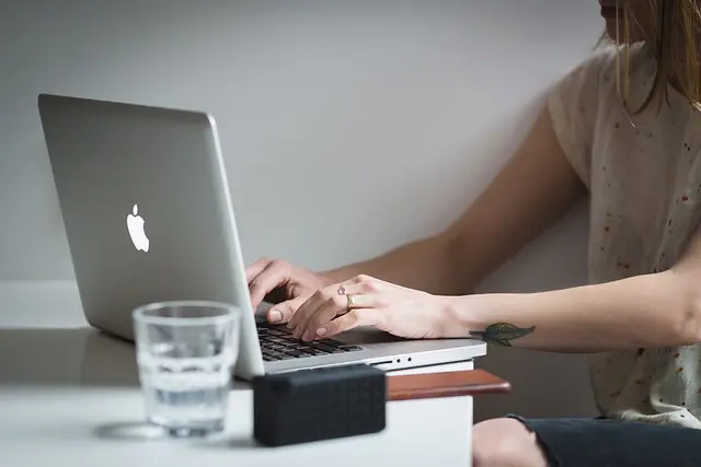 Les Meilleurs Accessoires pour Améliorer le Confort au Bureau